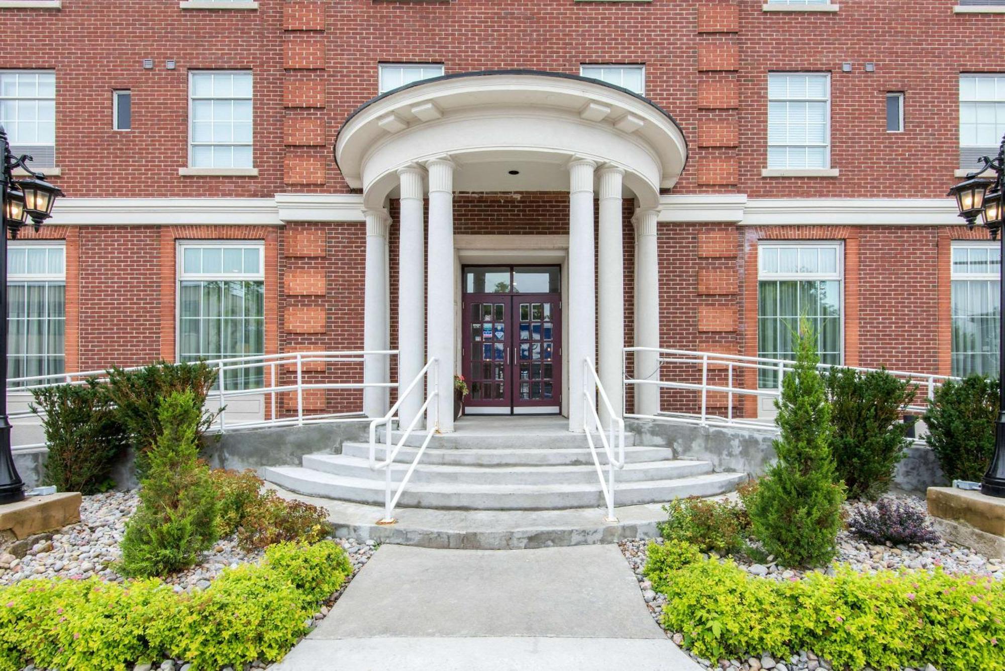 The Champlain Waterfront Hotel Ascend Hotel Collection Ориллия Экстерьер фото