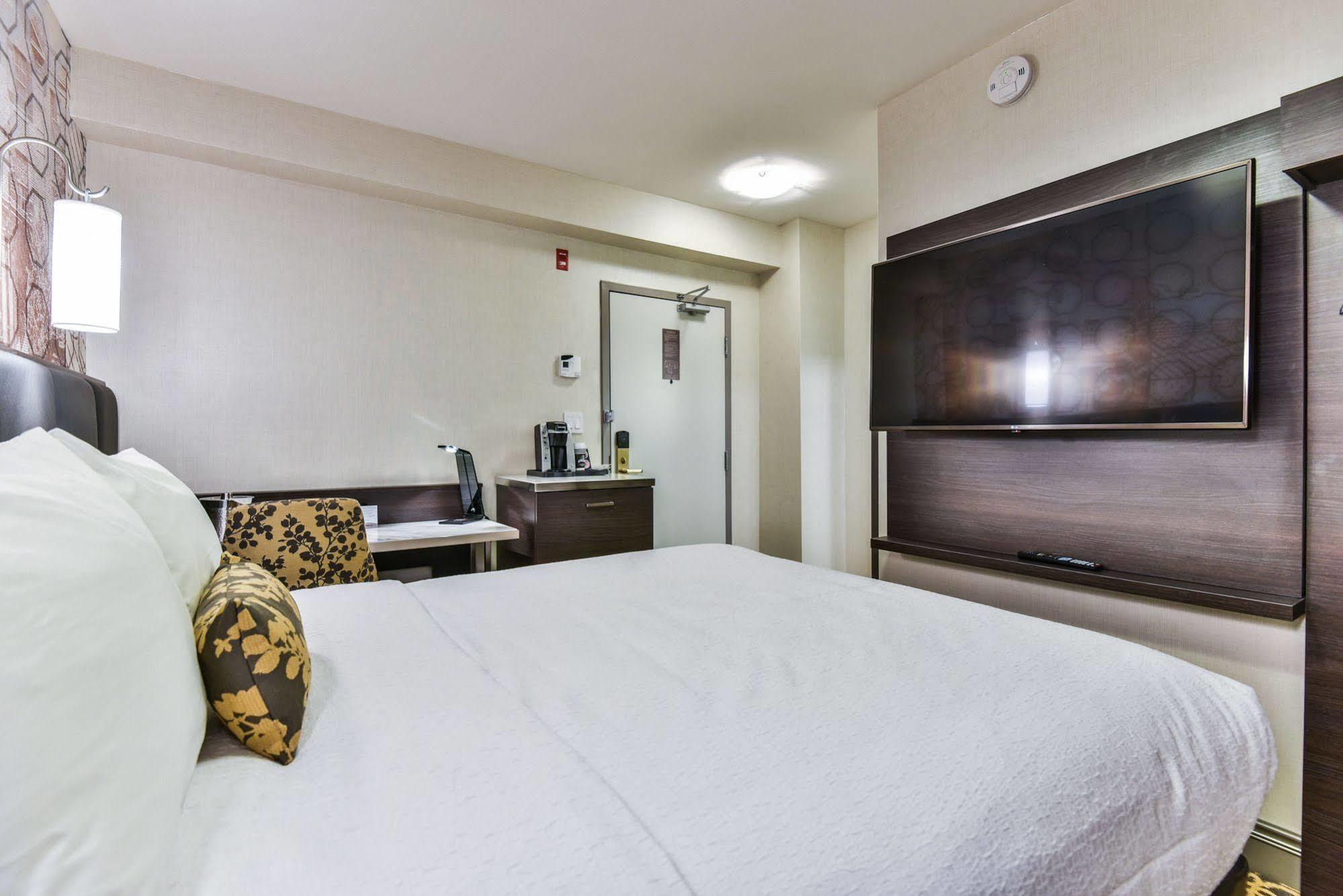 The Champlain Waterfront Hotel Ascend Hotel Collection Ориллия Экстерьер фото